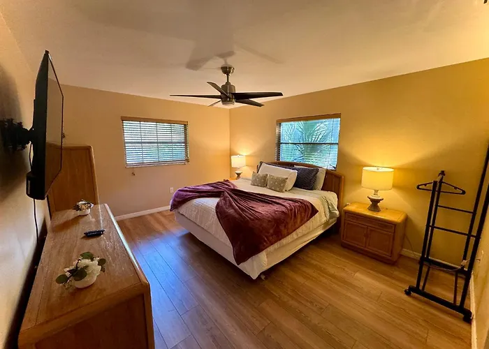 4 Bedroom Clearwater Vacation Home With Amazing Backyard