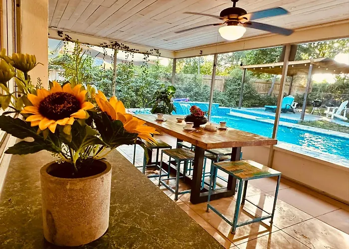 4 Bedroom Clearwater Vacation Home With Amazing Backyard